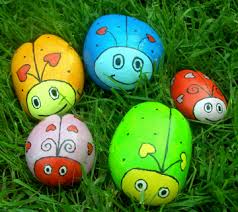 Basteln Mit Kindern Bunt Bemalte Steine Mit Lustigen Kafermotiven Diy Garten Steine Bemalen Kies Malerei Kreativ