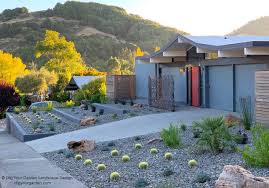 Design ideas for a midcentury front yard xeriscape in austin. Dig It Gardens Landscaping