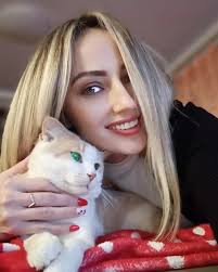 Non siamo noi a scegliere un gatto, è lui a scegliere noi. 💙❤️💙❤️ Buona  serata bella gente! Beauty Fitness Fashion