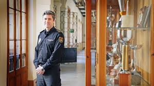 Desde su llegada, el jefe empieza a tener los síntomas de una misteriosa enfermedad. El Comisario Carlos Enrique Serra Es El Nuevo Jefe De La Policia Nacional En Cordoba