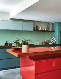 Das Haus Der Textildesignerin Charlene Mullen Aus Der Mitte Des Jahrhunderts Ist Die Perfekte Leinwand Fur Ihre Arbeit In 2020 Innenarchitektur Kuche Kuchen Design Wohnung Kuche