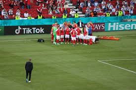 Dakikasında danimarka'nın yıldız futbolcusu christian eriksen, kendini taç çizgisinin yanında bir anda yere bıraktı. Danimarca Malore In Campo Per Eriksen Foto Sportmediaset