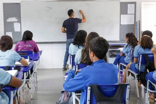 Professores da rede pública do DF terão gratificações garantidas em caso de remanejamento - CLDF