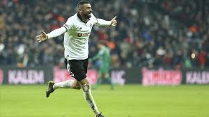 Sergen yalçın'dan sonra burak yılmaz, 4 büyükler diye tabir edilen galatasaray, fenerbahçe, beşiktaş ve trabzonspor formaları giyen ikinci futbolcu oldu. Burak Yilmaz Besiktas Ta Ilk Pesinde