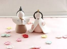 今回は簡単に作れるお雛様をご紹介いたします ピンクの粘土を円錐型にします 紙粘土 作り方 おひなさま 手作り 雛人形 手作り