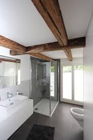 Die Alten Holzbalken Bilden Einen Hubschen Kontrast Zum Weiss Im Badezimmer Dusche Renovieren Deckengestaltung Wohnzimmer Alte Holzbalken