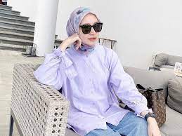 Sebagai warna netral, putih memang hampir selalu cocok dikenakan kapan saja dengan warna apa saja. Buat Hijabers Intip 10 Inspirasi Padu Padan Warna Lilac Yang Tren Di 2020