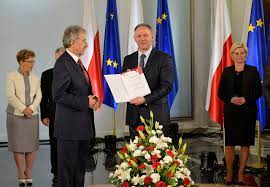 A to wtedy!gdy pan najpierw wąchał klej,a potem zabawiał się z owcą?!coś pamietam!i ludzie w karkonoszach mówią,ze masz pan z nią potomstwo. File Jacek Protasiewicz Wreczenie Zaswiadczen O Wyborze 2015 Jpg Wikimedia Commons