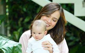 Shandy aulia baru saja melahirkan anak pertamanya, claire herbowo pada 13 februari 2020 lalu. Bikin Ngeri Bayi Shandy Aulia Yang Baru Berusia 4 Bulan Sudah Dilatih Berdiri