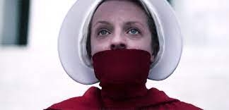 Dans une société dystopique et totalitaire au très bas taux de natalité, les femmes sont divisées en trois catégories : The Handmaid S Tale Saison 3 Episode 7 June A Un Nouveau Plan Dans La Video Promo Melty