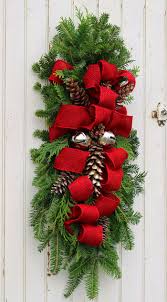 Diy Christmas Swag Wreath Canada Diy Fynes Designs Christmas Door Decorations Diy Christmas Door Easy Outdoor Christmas Decorations