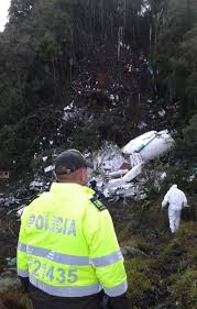El futbolista brasilero sobrevivió al accidente del avión del chapecoense en 2016 pero su cuerpo no logró recuperarse al 100%. Trece On Twitter Chapecoense Impactantes Imagenes De La Zona Del Accidente Rpc