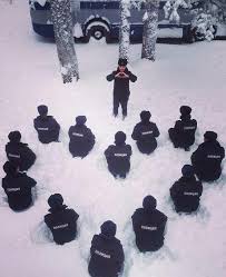 За архангелогородцем приехала полиция, пока он рисовал сердечко на снегу в поддержку навального. Lyudi Delayut Memy Ob Akcii V Podderzhku Alekseya Navalnogo 14 Fevralya