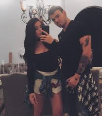 Indagando las edades de laura y adriano, ella tiene. Cada Uno Con Su Nueva Pareja Asi Celebraron Laura Carmine Y Adriano Zendejas El Dia De San Valentin Famosos Univision