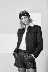 Check spelling or type a new query. Karl Lagerfeld Jetzt Lassen Sich Seine Designs Zuhause Nachstricken Vogue Germany