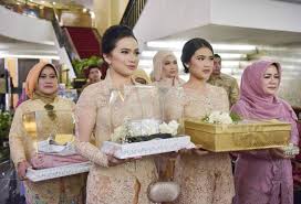 Ini juga akan memberikan sebuah semangat baru, motivasi, nasehat, atau ajakan tertentu. Perbedaan Seserahan Lamaran Dan Pernikahan Yang Wajib Dipahami