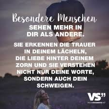 Besondere Menschen Sehen Mehr In Dir Als Andere Sie Erkennen Die Trauer In Deinem Lacheln Die Liebe Hinter Deinem Zorn Und Sie Verstehen Nicht Nur Deine Worte Spruche Worter Weisheiten Spruche