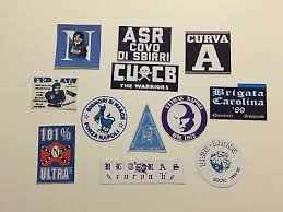 Spesso la squadra si ferma in mezzo al campo a guardare gli uccellini, liscia i palloni come se fossero ricoperti di vaselina eppure nonostante britos riesce a vincere. Napoli 12 Adesivi Ultras Pegatina Aufkleber Stickers Brigata Carolina Blue Lions Calcio Rewardance Altro