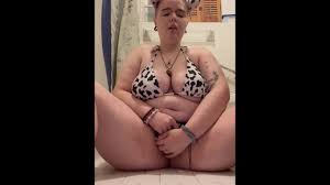 PUTA DE VACA JUEGA CON EL COÑO