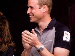 Prinz william, 36, wird von rund 500 demonstranten mit wütenden rufen begrüßt, als er zum gottesdienst an der westminster abbey eintrifft, bei dem er eine rede halten soll. Fans Feiern Seine Muskeln Hier Bekommt Prinz William Seine Erste Corona Impfung Panorama Stuttgarter Nachrichten