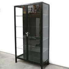 zwarte apothekerskast apothekerskast glazen planken voor het huis