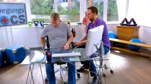 90 bis 100 grad bilden (siehe grafik). Bildschirmarbeitsplatz Richtig Einrichten Ndr De Ratgeber Gesundheit