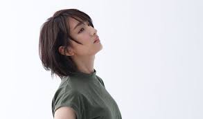 柯佳嬿的日系多層次短髮 保持清新自然的感覺 髮型多添中性層次感 in 2021 short hair styles hairstyle new hair