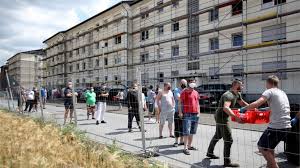 Coronade duitse minister van binnenlandse zaken horst seehofer wil dat er direct een nieuwe lockdown komt in duitsland vanwege het snel toenemende aantal coronabesmettingen. Coronavirus German Outbreak Sparks Fresh Local Lockdowns Bbc News