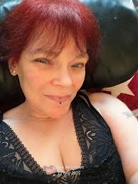 Blev lite färg på kinderna då jag trotsade mig själv och satt ute liten  stund i bara linne. Har gått ner 29,5 kilo och har typ massa gäddhäng 🙈  Finns det någon