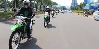 Sebuah video seorang pria sedang naik skuter matic diduga menjadi korban penjambretan di pria yang berada di belakang sepeda motor itu. Begini Rasanya Naik Trail Baru Kawasaki Klx 230 Otosia Com Line Today