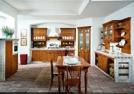 El toque de modernidad lo ponen la encimera y el antepecho, revestidos de microcemento. El Secreto De Diseno De Cocinas Rusticas Modernas