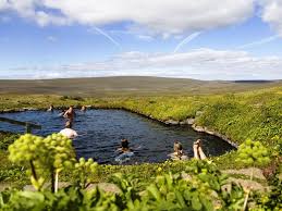 Dandonos Un Bano En Una Piscina Natural De Islandia Iceland Iceland Travel Iceland Island River Rafting