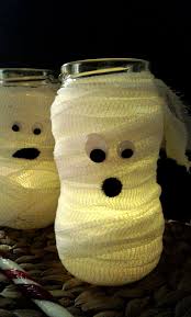 Diy Halloween Dekoration Mumie Aus Marmeladenglasern In Nur 2 Minuten Diy Halloween Dekoration Halloween Selber Machen Halloween Deko Selber Machen