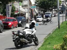 Σύμφωνα με κάτοικους της περιοχής οι πυροβολισμοί ακούστηκαν πρωινές ώρες από το διαμέρισμα τρίτου ορόφου πολυκατοικίας που. Skhnes Apo Astynomikh Tainia Ston Alimo Pyrobolismoi Kai Peripeteiwdhs Diafygh Toy Epido3oy Lhsth Video