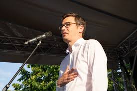 Az ingvonalról karácsony gergely sem akart lemaradni, de az általánosabb trendet nem követi. Karacsony Jo Estet Pride Jo Estet Szerelem Magyar Narancs