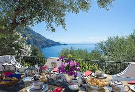 Colazione Con Vista Eccezionale Della Costiera Amalfitana Vacanze Viaggi Colazione