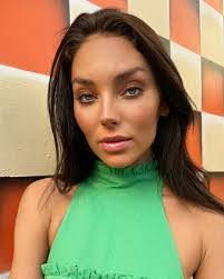 Bec Wilson's Instagram, Twitter & Facebook