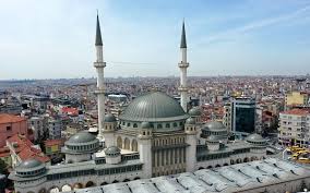 İlk cuma namazını taksim camii'nde kılmak isteyen vatandaşlar da geldi. Taksim Camii Ne Zaman Acilacak