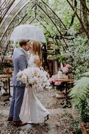 Standesamt Hochzeit Foto Ideen Tipps Regenhochzeit Von Hochzeitsplaner Braut Hochzeitsfotograf In 2020 Regen Hochzeit Standesamtliche Hochzeit Hochzeitsfotograf