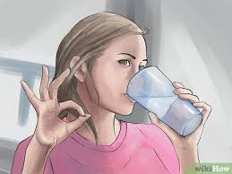 Bere almeno 2/2,5 litri di acqua al giorno (l'equivalente di circa otto bicchieri) è uno dei consigli più comuni da seguire se si vuole restare in forma ed essere in salute. Come Bere Otto Bicchieri Di Acqua Al Giorno Wikihow