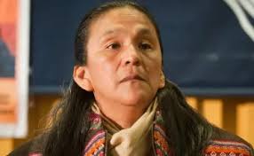 Un ordenanza limpiaba la cancha, embocó la pelota y el video se hizo viral 