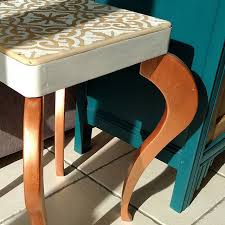 Rayon De Sur Cette Petite Nouveaute Aux Jolis Pieds Galbes Cuivres Et Motif Carreau De Ciment Elle Sera Egalement A Retrouver A Step Stool Decor Home Decor