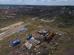 Des maisons ont été rasées lors du passage d'une tornade dans plusieurs villes du sud de la république tchèque, jeudi soir. 0vr9lkqdyc0kxm