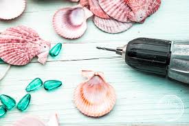 Hat jemand eine idee, wie ich es sonst machen könnte, ohne bohrer? Deko Und Diy Blog Kreative Deko Ideen Fur Ein Schones Zuhause Sommerliches Windspiel Aus Muscheln Und Glassteinen Selber Machen White And Vintage