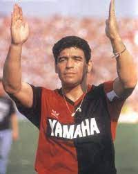 Maradona jugó su primer partido oficial en newell's hace 27 años, el 10 de octubre de 1993, ante independiente en avellaneda. Barca Worldwide On Twitter Leo Messi Wore A Newell S Old Boys Shirt In Honour Of The Legendary Diego Armando Maradona Goat Recognises Goat