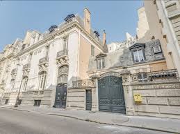 La machine du moulin rouge is minutes away. A Vendre Une Ancienne Ambassade A Paris Challenges
