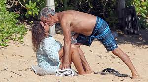 Keely shaye smith (born september 25, 1963), also known as keely shaye brosnan, is an american journalist, author, television host/correspondent, glamour model and actress. Verliebt Wie Ein Teenie Pierce Brosnan Knutscht Am Strand Promiflash De