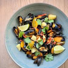 Moules Au Bouillon Curry Rouge Cremeux De Cyril Lignac Recette En 2020 Curry Rouge Recette Cyril Lignac Recette Moules