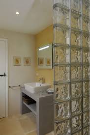Paroi En Briques De Verre Incolores Metallisees Pour Une Grande Luminosite Paroi Verre Briquesdeverre Brique Carreau De Verre Idee Salle De Bain