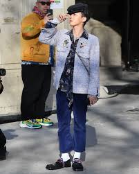 Keduanya acap kali tampil dengan busana keluaran brand prancis itu. G Dragon Has The Most Iced Out Loafers In Paris NgÆ°á»i Ná»i Tiáº¿ng